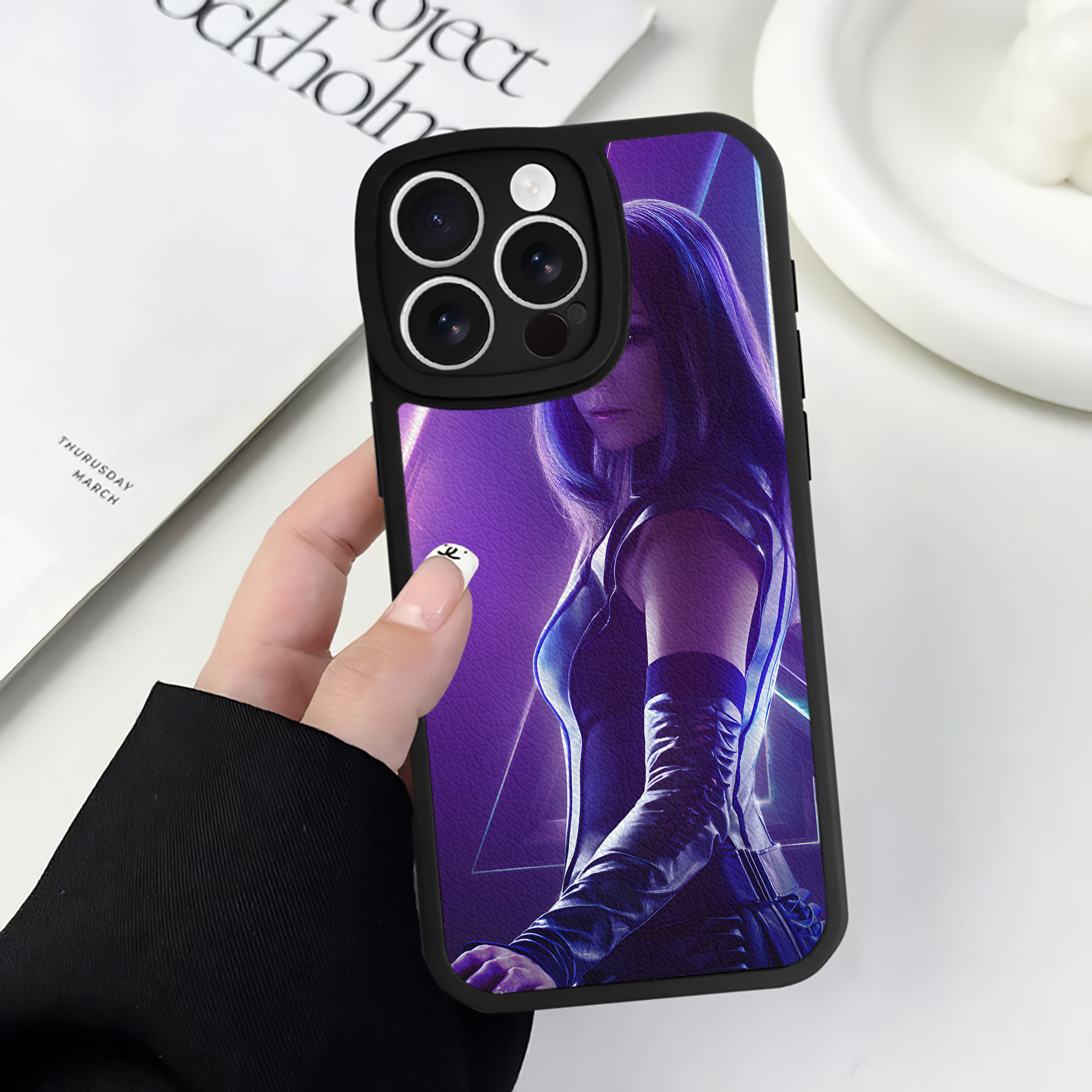 （画像用） アベンジャーズ The Avengers 【iPhone 16シリーズ対応】シリコンスマホケース（レザー調） 材質：シリコン
